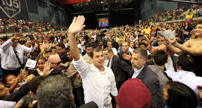Correa meets Ecuadorians in Italy during a 2012 sabatina.